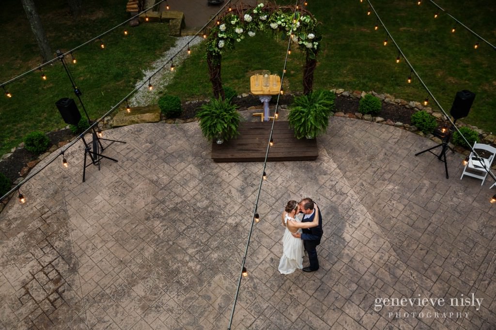 emily-cory-015-grand-barn-mohicans-wedding-photographer-genevieve-nisly-photography