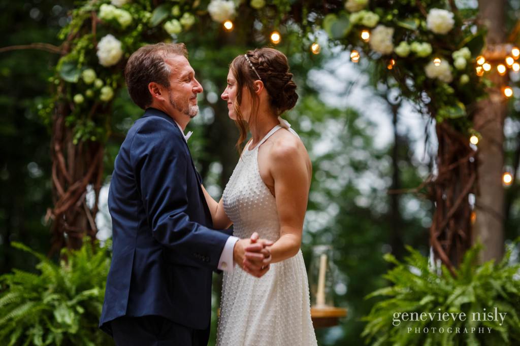 emily-cory-016-grand-barn-mohicans-wedding-photographer-genevieve-nisly-photography