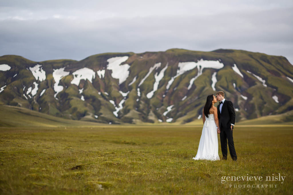 kathy-david-040-iceland-landmannalaugar-destination-wedding-photographer-genevieve-nisly-photography